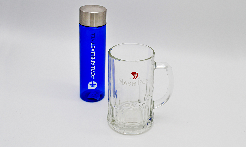 Бокалы и бутылки с логотипом